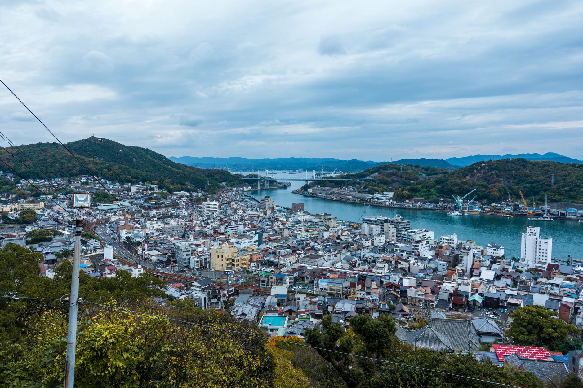 Panorama Onomichi z lotu ptaka, rzeka i wzgórza w Hiroszimie
